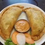 フライにしたシャバレとピクルス（大きい餃子のようなもの）