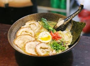チャーシューメン：豚骨スープを使用したおいしいラーメンです