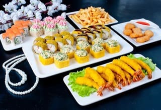 パーティセット：天ぷらや寿司、ケーキの入ったオードブル